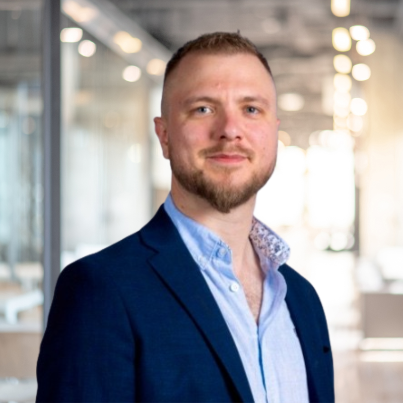 Portrait d’Adrien, co-fondateur impliqué dans la structuration et l’évolution de la plateforme