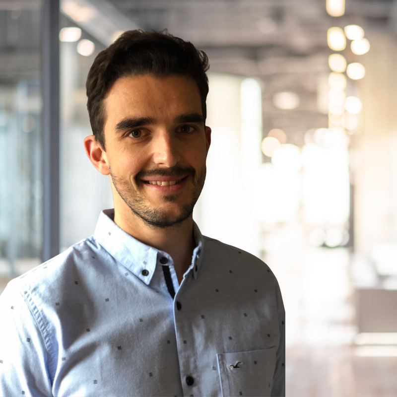 Portrait de Thomas, développeur travaillant sur la robustesse et la fiabilité de la plateforme